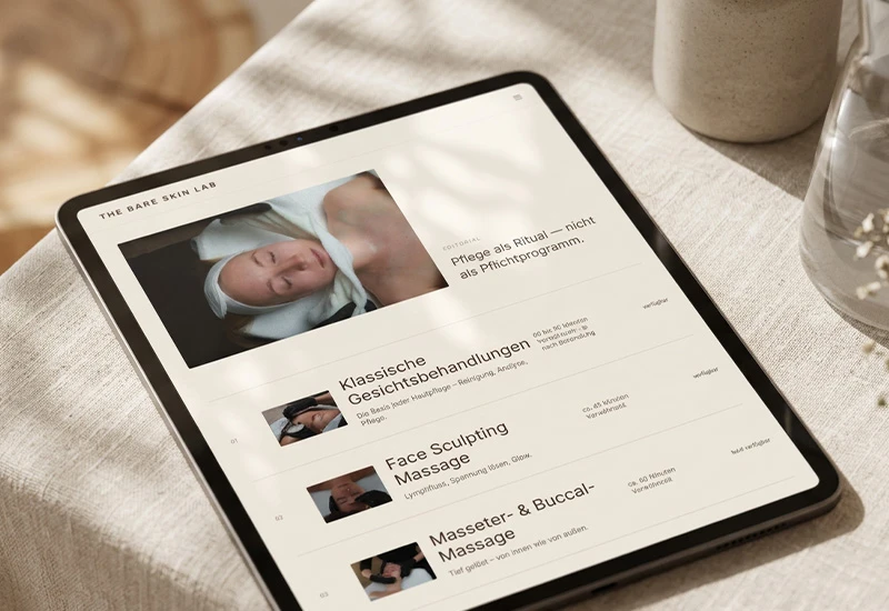 Website von The Bare Skin Lab auf einem Tablet
