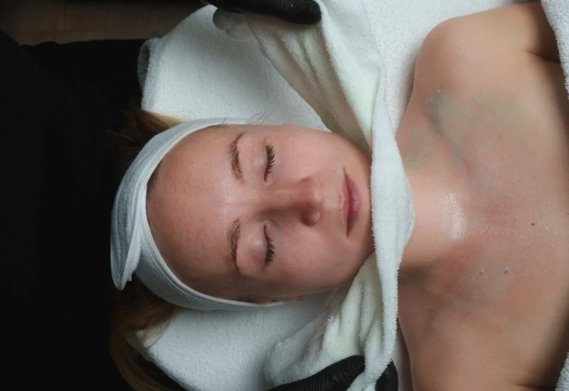 Hingebungsvolle Gesichtsbehandlung